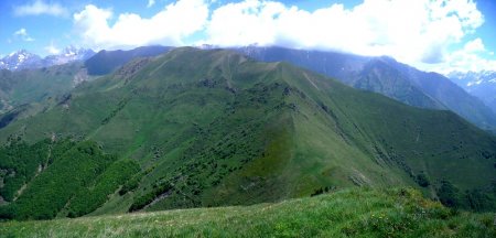 Du sommet de Roche Courbe, regard vers l’est, Col d’Aspre les Cloutous et Pic Gazonné, en fond les Rochers du Diable dans les nuages