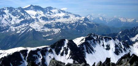 Le Pic, le Col de l’Agnelin et la Pointe 2714 depuis le Toit en Juin 2010.