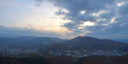 Le soleil n’est pas encore couché mais caché par les nuages. Malgré tout il distille joliment sa lumière dans le ciel au-dessus de Baden-Baden. Joli spectacle.