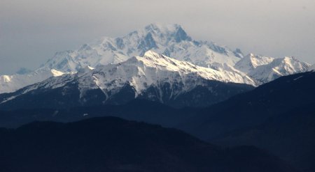 La Lauzière au soleil devant le Mont Blanc