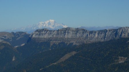 Du sommet, zoom sur le Mont Blanc au-delà des Lances de Malissard.