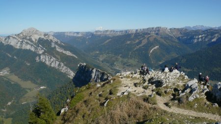 Du sommet, regard sur la Vallée des Entremonts, entre le Grand Som et la Crête des Lances de Malissard.