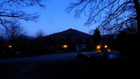 Retour au parking au clair de lune. La tour du Merkur est éclairée.