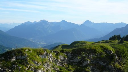 Le plateau sommital et les Bauges depuis le promontoire.