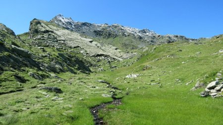 En arrivant presque à la bifurcation pour les 2 cols qui entourent le Mont du Chat. Pour le Col de la Vallée Étroite, c’est vers la gauche et pour le Col de Pierre Blanche, c’est vers la droite.