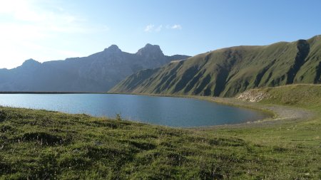 Le lac. Au fond, Buclon, Jallouvre et pointe Blanche.