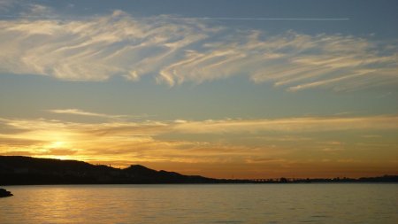 Retour : vue du  soleil couchant depuis la plage du Jaï