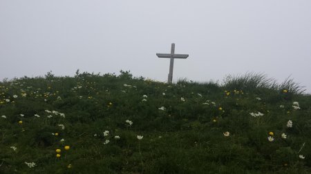 Le sommet avec sa croix.