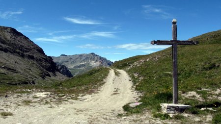 Col du Fréjus : la croix frontière vu coté Italien.