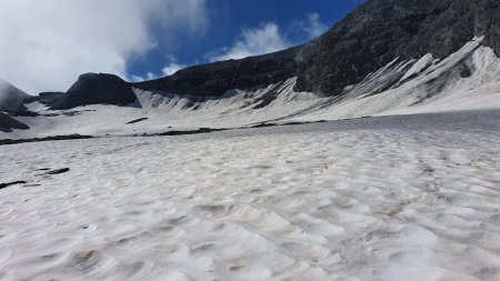 Le glacier et le col, au fond à gauche.