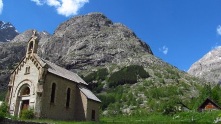 Classique photo de l’église avec le sommet en arrière plan