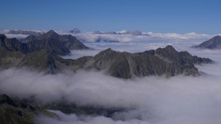 Le Dévoluy et ses grandes cimes émergent des nuages au loin.