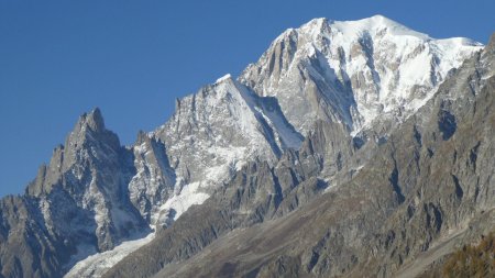 Aiguilles de Peuterey et Mont Blanc.