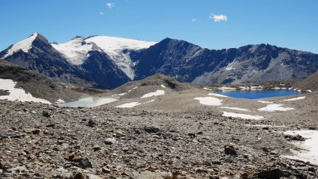 Vue du Col de l’Argentière : lac inférieur à gauche, lac Blanc à droite.
