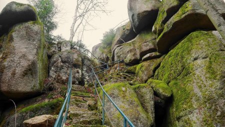 Escalier d’accès au sommet du rocher.