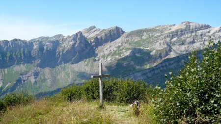 La croix de Commune. Au fond, la montagne du Criou et les Avoudrues.