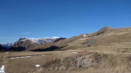 Le Plateau d’Emparis partiellement enneigé et l’Aiguillon à droite