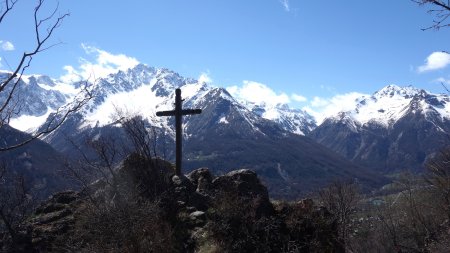 Croix du Puy Jaumar face au Pic des Près les Fonts