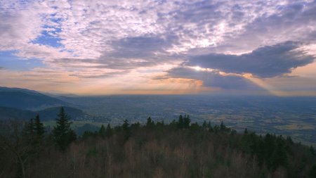 Vue de la Fremersbergturm : les nuages arrivent en fin de journée.
