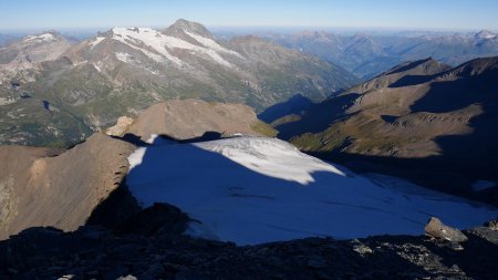 Glacier de la Sassière avec l’ombre pyramidale du sommet.