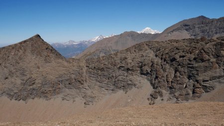 Dernière vue sur le Mont Blanc. Sur la gauche, le Rocher de la Davie avec son imposant cairn bien visible.