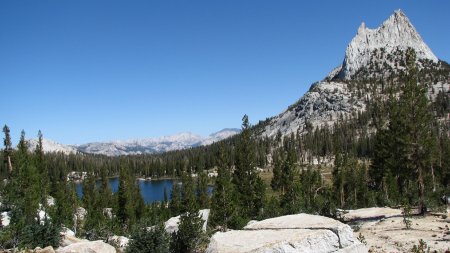Cathedral Peak et Cathedral Lake