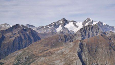 Vers l’Aiguille des Glaciers et les Aiguilles de Tré la Tête. Vallon des Orgères et Berio Blanc au second plan.