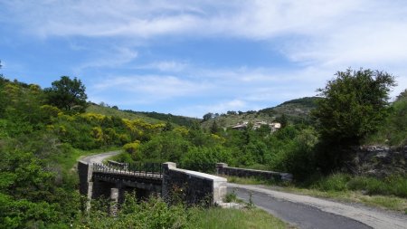 Hameau du Fraysse et ruisseau de Téoulemale.