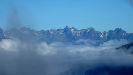 Mer de nuages dominée par la pyramide du Puy Gris au centre.