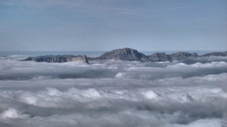 Mont Aiguille et Grand Veymont (Vercors) qui émergent de la mer de nuage sur le Trièves