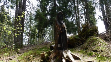 Une statue taillée dans un tronc d’arbre
