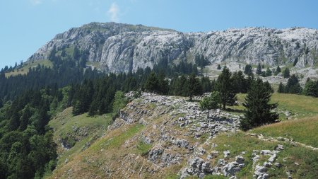 Le bord du plateau et le roc des Tours.