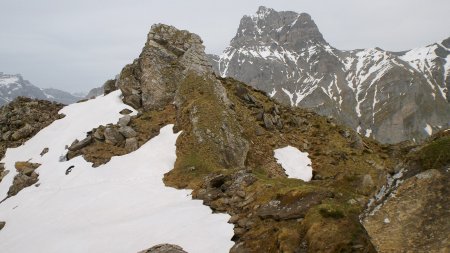 Le sentier de descente débute au niveau d’un petit col, à l’altitude 2240m.