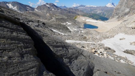 Entre le lac 2895m et le glacier, montée sur des roches décapées et moutonnées.