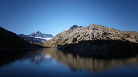 Lac Bramant, Glacier et Aiguille Rousse en fond