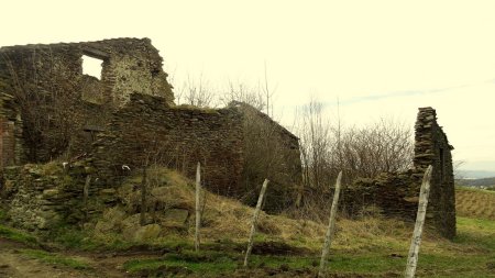 Ruines à Charteloup.
