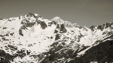 Vers les Dents Rouges, le Mont Blanc et le Col du Tachuy.