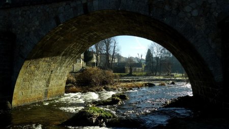 Début de randonnée en passant sous une arche du pont sur le Lignon.