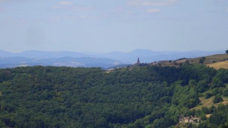 Le clocher de Saint-Christo devant le mont Miaune.