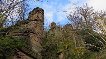 Grandioses colonnes de pierres sous une trouée de ciel bleu. Certaines formations de pierre ont des allures de châteaux naturels.