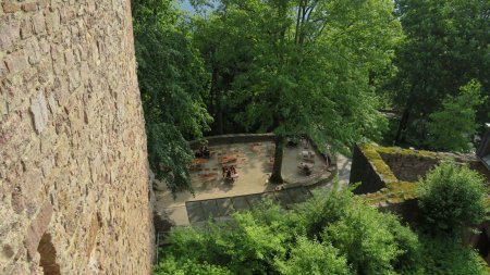 Terrasse au pied de l’Altes Schloss, à proximité de l’entrée principale et du parking du château.