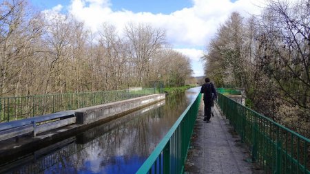 Pont-canal sur le Bonson.