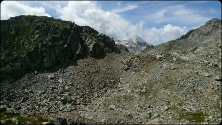 Le Col du Sambuis et le Rocher Badon d’une petite brèche.