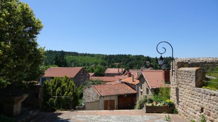 Le village de Chambles vu du parvis de l’église.