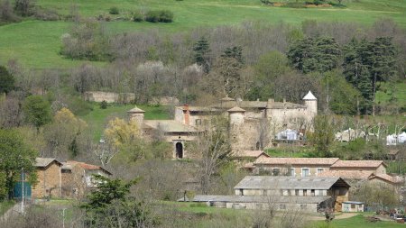Zoom sur le château de Villars.