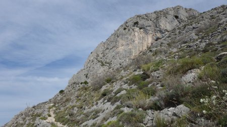 La suite de la montée, sous de belles falaises de calcaire
