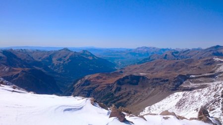 Du sommet du Grand Pinier : vue à l’ouest sur la vallée du Drac Noir et les pistes sans neige de la station d’Orcières-Merlette