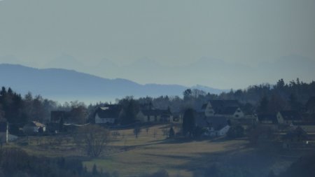 Zoom vers la partie indiquée sur la photo précédente. 1er plan : Labaroche. 2ème plan : la Forêt Noire. 3ème plan : les silhouettes des Alpes Glaronnaises en Suisse (je les voyais mieux le 10 décembre).