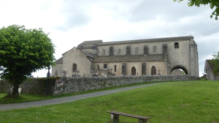 L’église dénuée de clocher de style roman