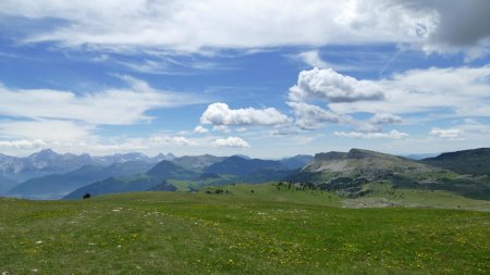 Vue vers Dévoluy à gauche et la Montagnette à droite, un des sommets de ces hauts plateaux.
